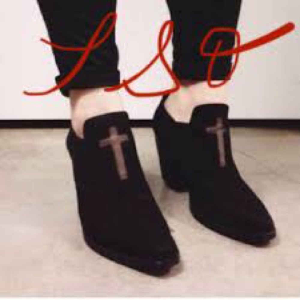 ISO Unif Confession boot in 10,10.5, or 11